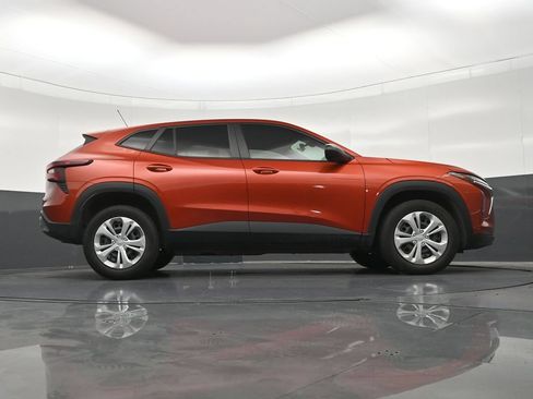 Used 2024 Chevrolet Trax LS FWD image 28