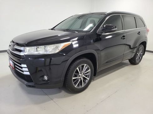 Used 2018 Toyota Highlander XLE AWD/4WD image 11