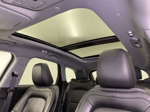 Used 2021 Lincoln Corsair AWD w/ Premium Package image 17