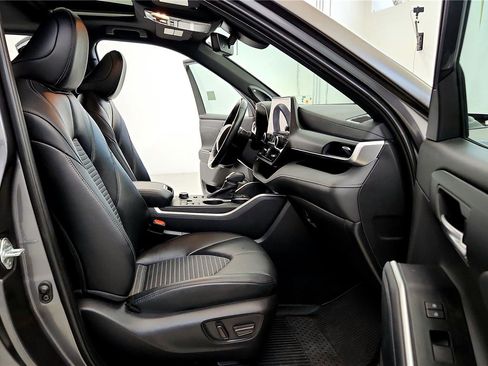 Used 2023 Toyota Highlander XSE AWD/4WD image 33