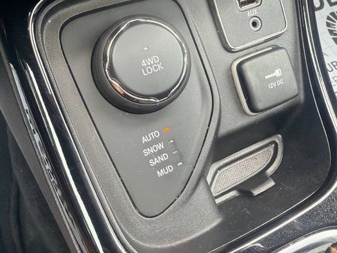 Used 2018 Jeep Compass Limited w/ Navigation Group AWD/4WD image 30