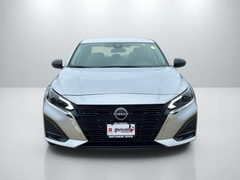 Used 2025 Nissan Altima 2.5 SV FWD image 2