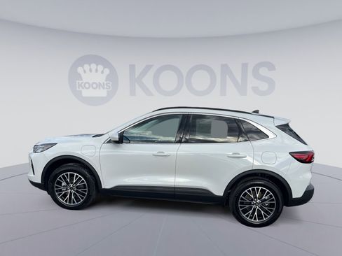 Certified 2025 Ford Escape SE image 2