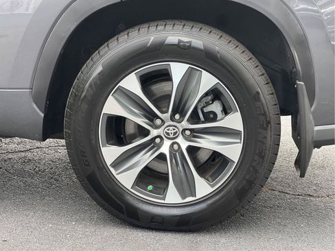 Used 2021 Toyota Highlander XLE AWD/4WD image 25