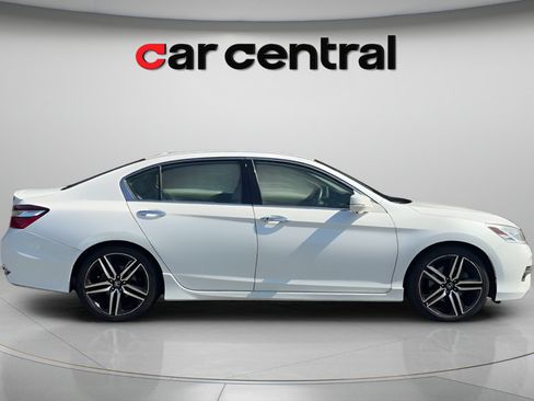 Used 2017 Honda Accord Touring image 7