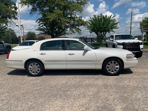 Used 2004 Lincoln Town Car Ultimate RWD image 2