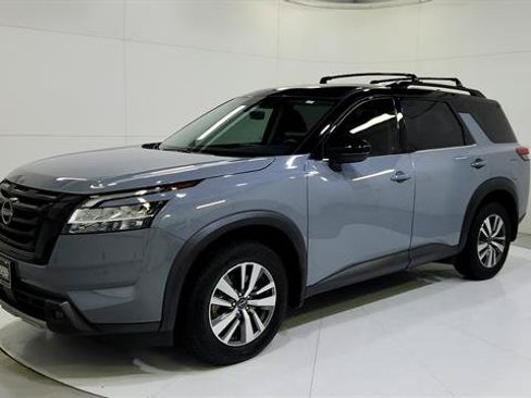 Certified 2023 Nissan Pathfinder SL w/ Black Appearance Package FWD image 3