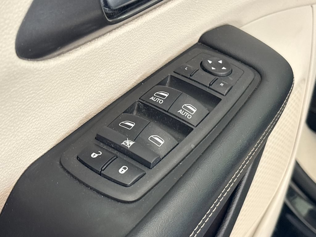 Used 2024 Chrysler Pacifica Touring-L FWD image 18
