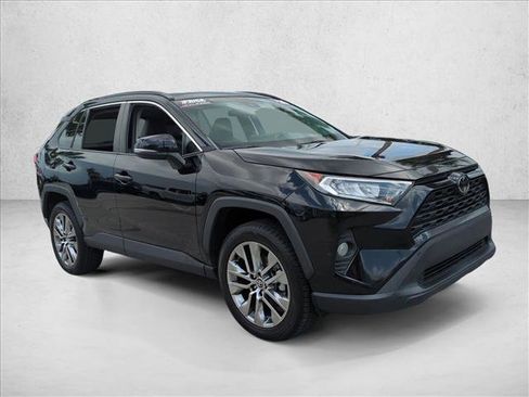 Used 2020 Toyota RAV4 XLE Premium FWD image 3