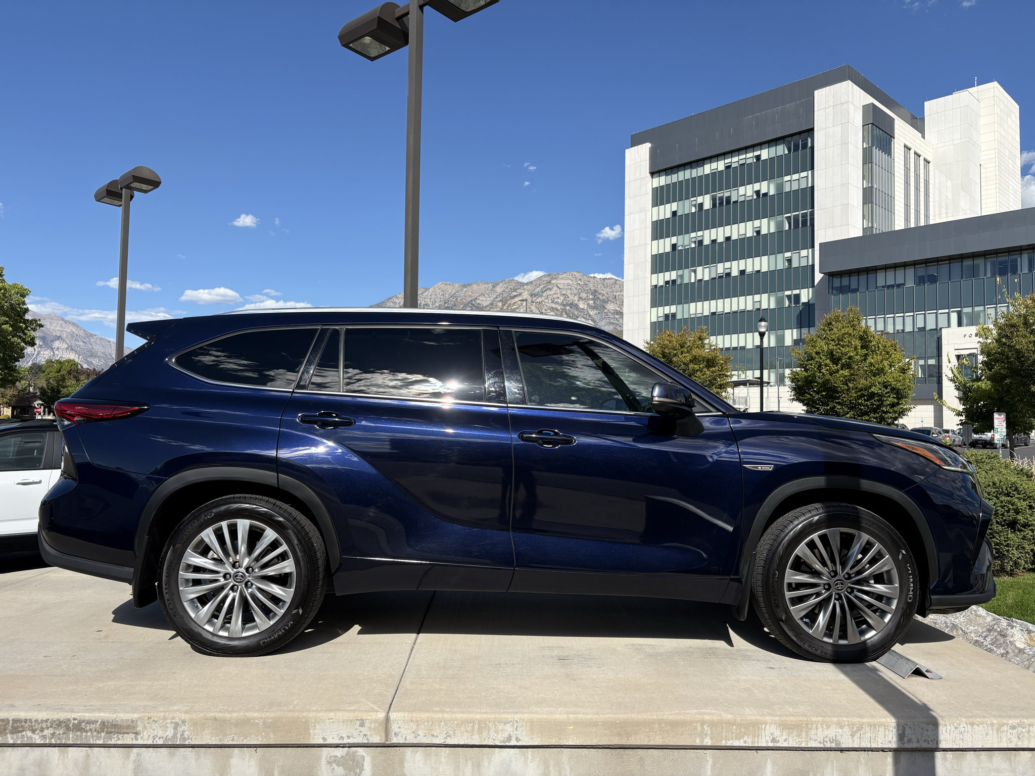 Used 2022 Toyota Highlander Platinum AWD/4WD image 2
