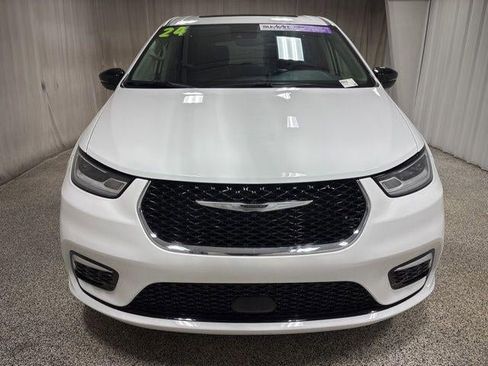 Used 2024 Chrysler Pacifica Limited image 8