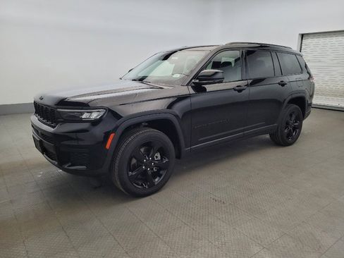 Used 2023 Jeep Grand Cherokee L Laredo image 2