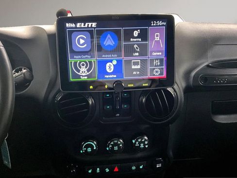 Used 2017 Jeep Wrangler Unlimited Sahara AWD/4WD image 10