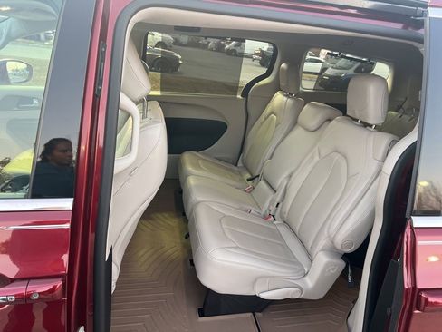 Certified 2020 Chrysler Pacifica Touring-L image 32