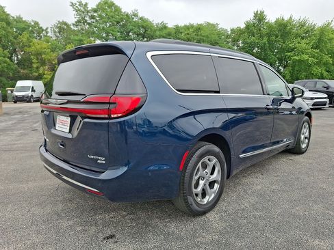 Used 2022 Chrysler Pacifica Limited w/ Uconnect Theater Family Group AWD/4WD image 12
