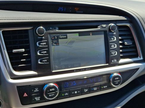 Used 2017 Toyota Highlander XLE w/ Carpet Mat Package AWD/4WD image 17