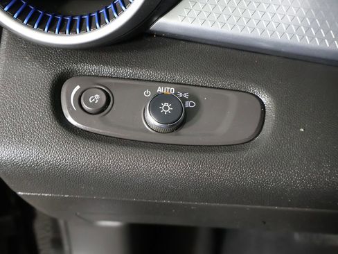 Used 2025 Chevrolet Trax LS w/ LS Convenience Package image 32