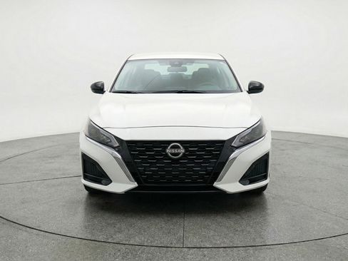 Used 2025 Nissan Altima 2.5 SV image 2