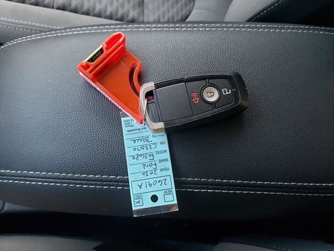 Used 2020 Ford Escape SE image 39