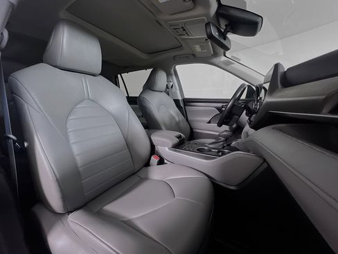 Used 2023 Toyota Highlander XLE AWD/4WD image 24