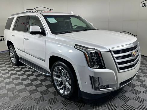 Used 2018 Cadillac Escalade Premium Luxury AWD/4WD image 11