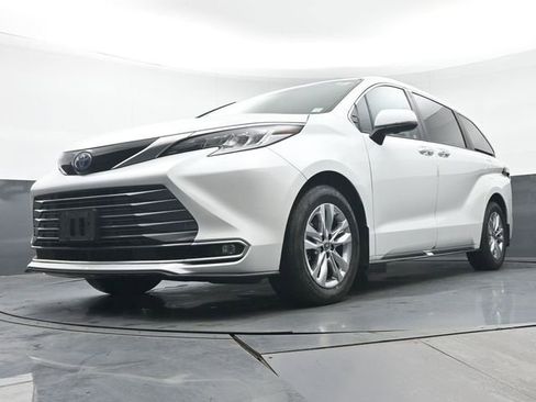 Certified 2023 Toyota Sienna Limited image 35