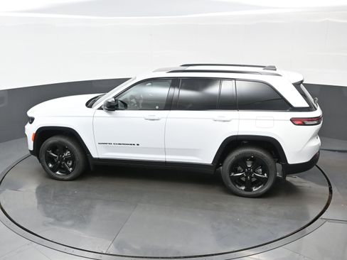 New 2025 Jeep Grand Cherokee Altitude AWD/4WD image 19