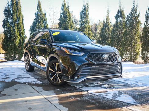 Used 2022 Toyota Highlander XSE image 2