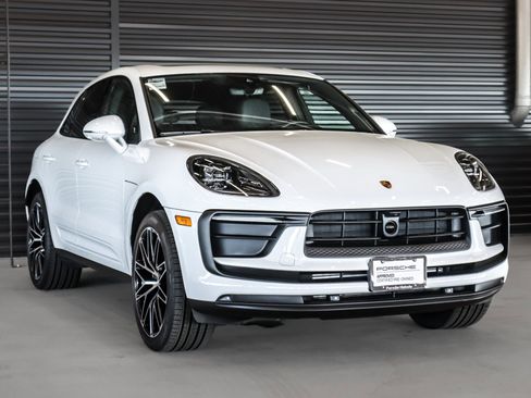 Certified 2025 Porsche Macan image 7