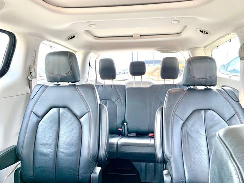 Used 2018 Chrysler Pacifica Touring-L Plus FWD image 18