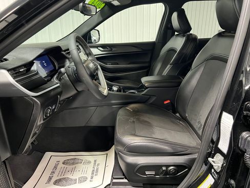 Used 2024 Jeep Grand Cherokee L Laredo image 5