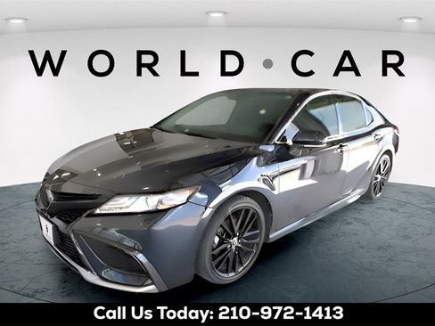 Used 2022 Toyota Camry XSE image 3