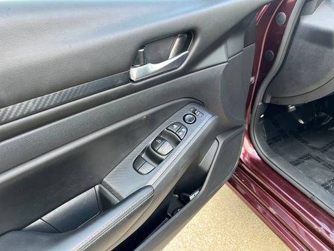 Used 2024 Nissan Altima 2.5 SV FWD image 12