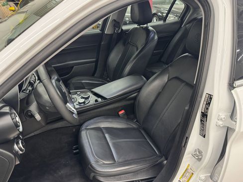 Used 2017 Alfa Romeo Giulia image 17