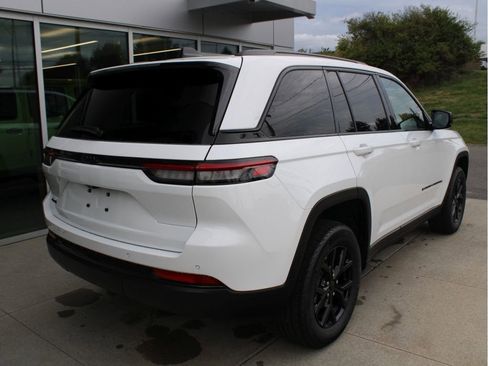 New 2025 Jeep Grand Cherokee Altitude image 8