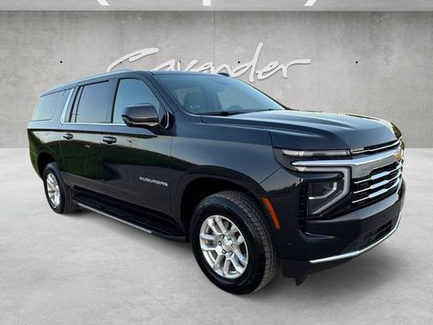 Used 2025 Chevrolet Suburban LT RWD image 2