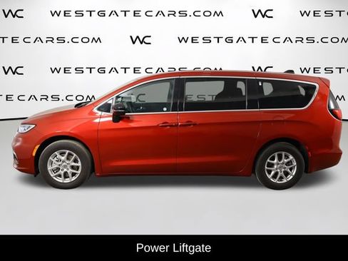 Used 2025 Chrysler Pacifica Select FWD image 5