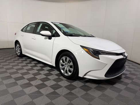 Used 2022 Toyota Corolla LE image 6