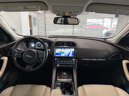 Used 2017 Jaguar F-PACE Prestige image 15