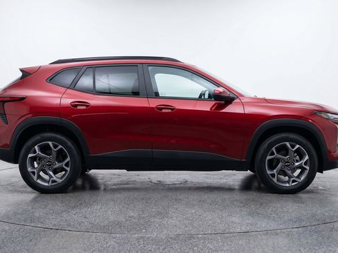 Used 2025 Chevrolet Trax LT w/ LT Convenience Package FWD image 11