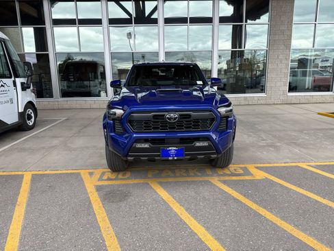 Used 2025 Toyota Tacoma TRD Sport AWD/4WD image 2