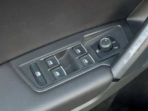 Used 2019 Volkswagen Tiguan SE AWD/4WD image 18