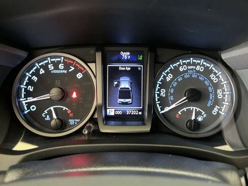 Used 2020 Toyota Tacoma TRD Off-Road AWD/4WD image 16