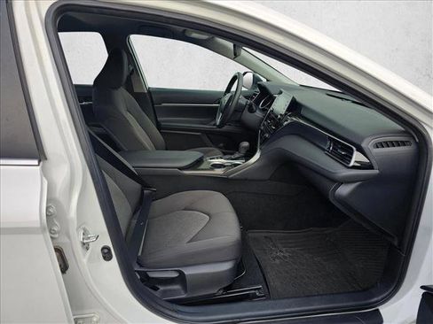 Used 2022 Toyota Camry LE image 10