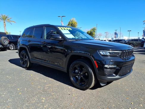 Used 2023 Jeep Grand Cherokee Limited w/ Black Appearance Package image 3