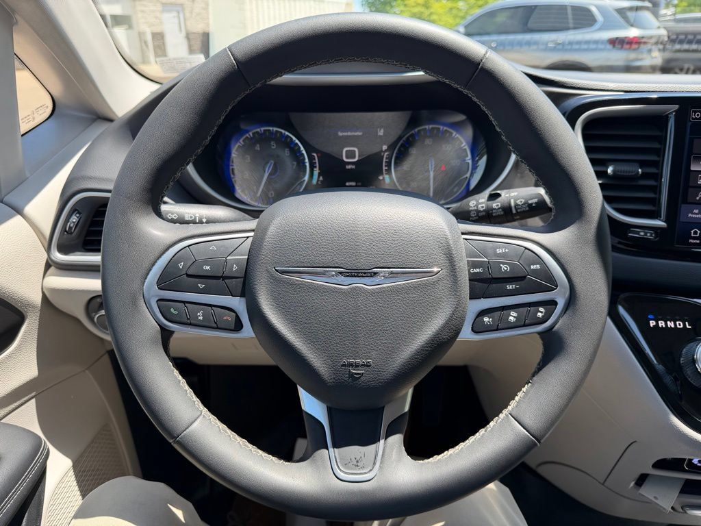 Used 2024 Chrysler Pacifica Touring-L FWD image 12