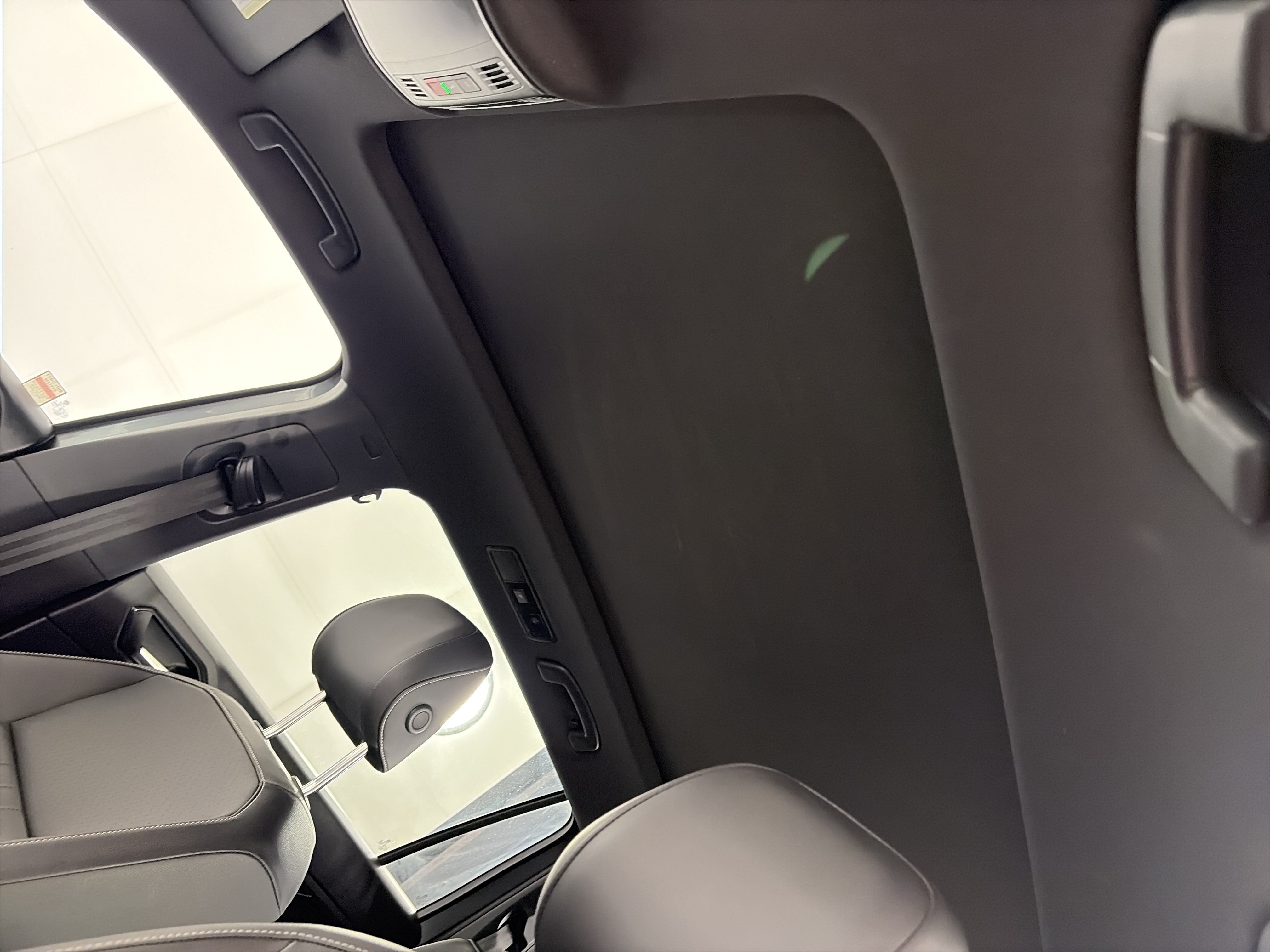 Used 2022 Volkswagen Tiguan SE R-Line FWD image 18