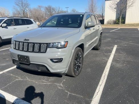 Used 2020 Jeep Grand Cherokee Altitude image 1