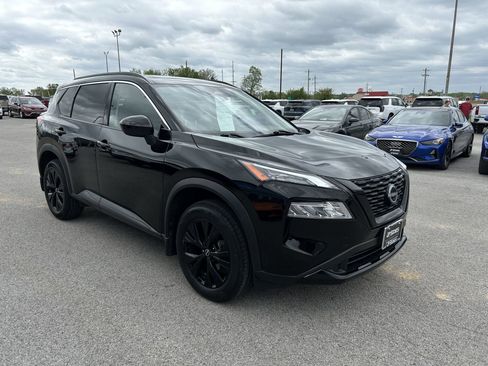 Used 2023 Nissan Rogue SV w/ SV Premium B Package image 2