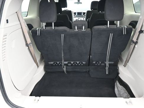 Used 2022 Chrysler Voyager LX image 7